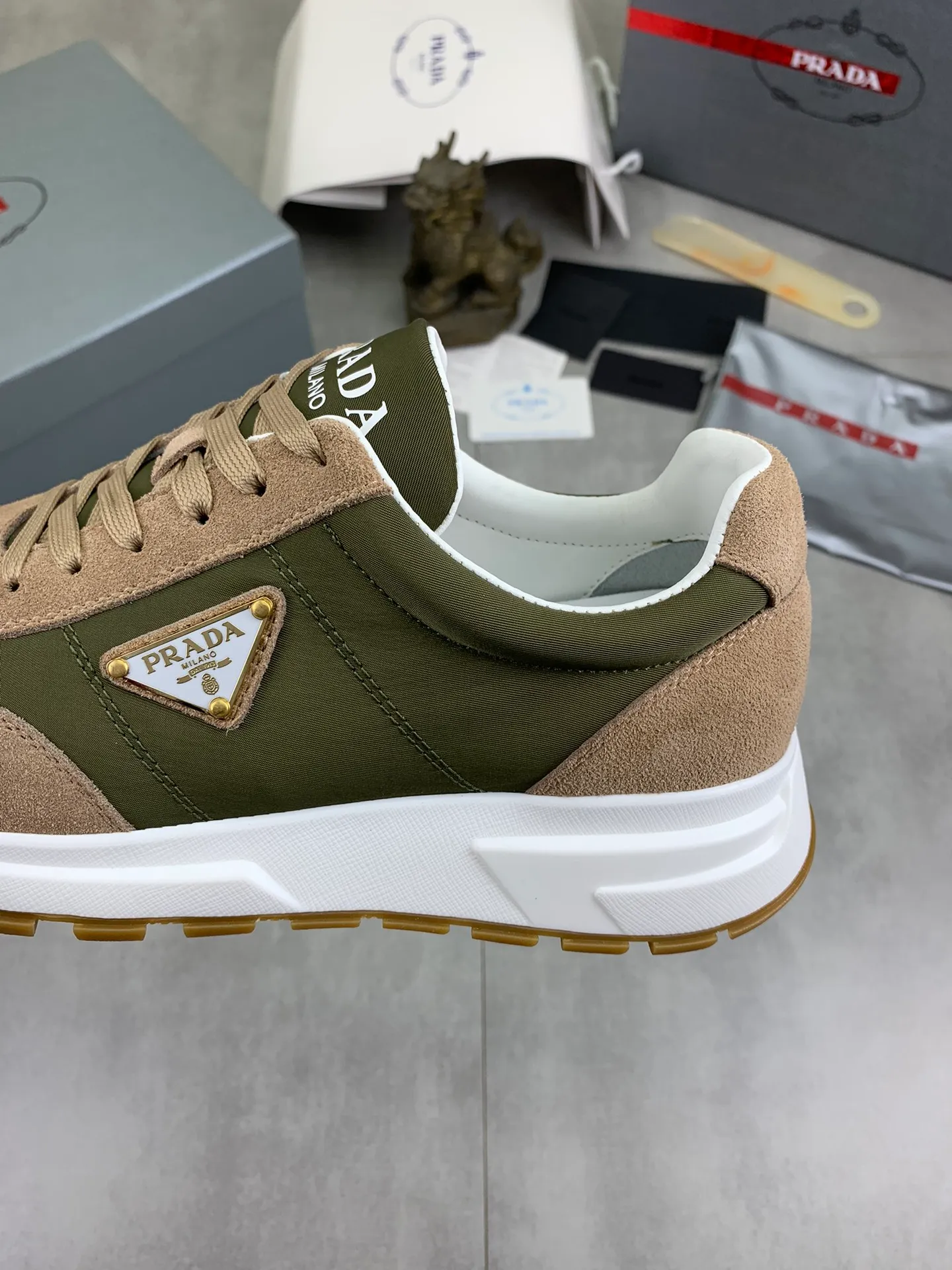 Men's shoes 💰P562💰[New model] The top version is available on the official website, 🆘 The trendy brand (PRADA) mainly promotes the popular model, avant-garde and versatile fashionable men's shoes, private version mold opening, cowhide surface splicing 1:1 replica... fashionable and simple, original imported cowhide and lining cowhide feet; the atmosphere and personality are more fashionable, eye-catching and pursuing class. It will subvert the old idea and be a must-have for fashion trendsetters with you! Must keep it for yourself! Tall and comfortable, large and low, high-end quality workmanship. Code number: 38-44 (45 customized) 4️⃣ colors available.